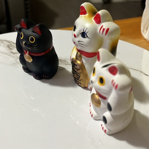 MANEKI NEKO BECKONING CATS Pottery Black & White, Set of 2 & 1 lg. Cat Trinkets - Picture 4 of 5